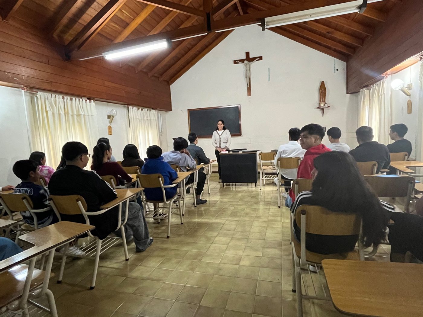 Aula del instituto con estudiantes y la docente al frente