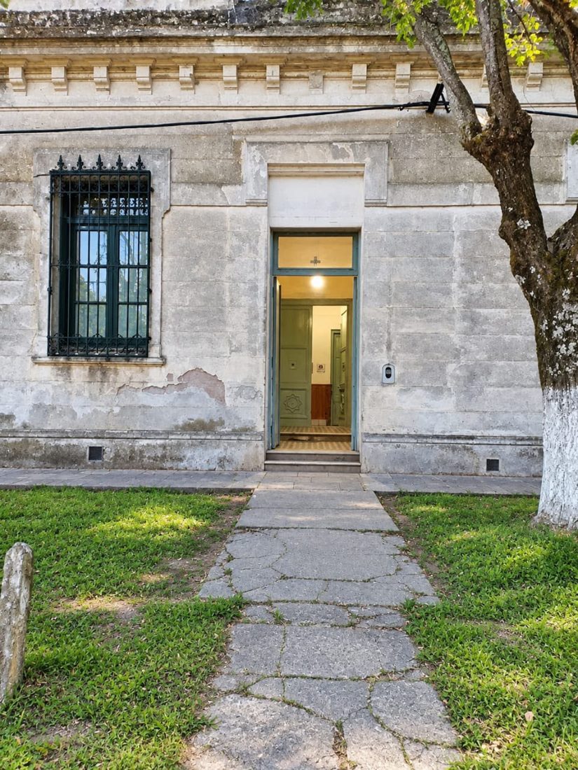 Fachada del instituto, puerta de entrada abierta